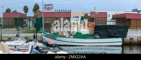 OLHAO, PORTUGAL - 11. DEZEMBER 2022: Traditionelle Fischerboote an den Docks der Stadt Olhao, Portugal. Stockfoto