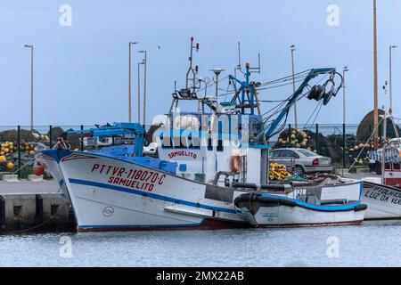 OLHAO, PORTUGAL - 11. DEZEMBER 2022: Traditionelle Fischerboote an den Docks der Stadt Olhao, Portugal. Stockfoto