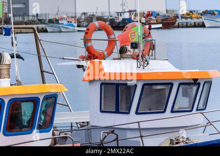 OLHAO, PORTUGAL - 11. DEZEMBER 2022: Traditionelle Fischerboote an den Docks der Stadt Olhao, Portugal. Stockfoto