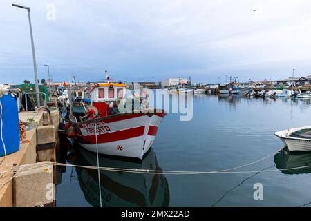 OLHAO, PORTUGAL - 11. DEZEMBER 2022: Traditionelle Fischerboote an den Docks der Stadt Olhao, Portugal. Stockfoto