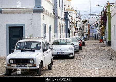 OLHAO, PORTUGAL - 11. DEZEMBER 2022: Typische Straße der Stadt Olhao an der Algarve, Portugal. Stockfoto