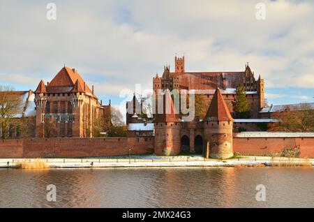 Schloss Malbork in der polnischen Region Pommern. UNESCO-Weltkulturerbe. Die Festung der teutonischen Ritter, auch bekannt als Marienburg. Der Fluss Nogat Stockfoto