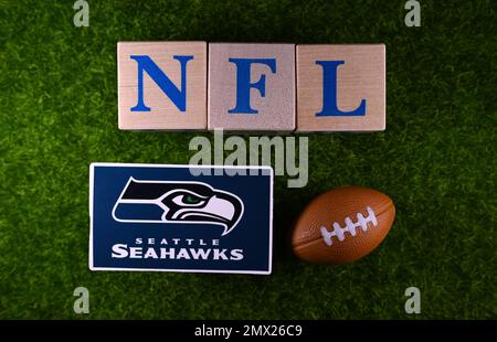 27. Januar 2023, Canton, USA. Das Emblem des Seattle Seahawks Fußballclubs auf dem grünen Rasen des Stadions. Stockfoto