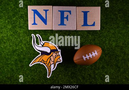 27. Januar 2023, Canton, USA. Das Emblem des Minnesota Vikings Fußballclubs auf dem grünen Rasen des Stadions. Stockfoto