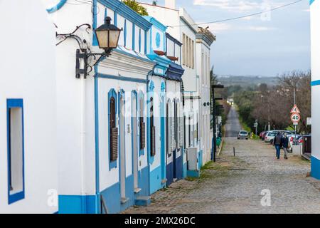 Blick auf eine Straße vom Dorf Cacela Velha in der Algarve, Portugal. Stockfoto