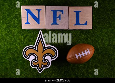 27. Januar 2023, Canton, USA. Das Emblem des New Orleans Saints Fußballclubs auf dem grünen Rasen des Stadions. Stockfoto