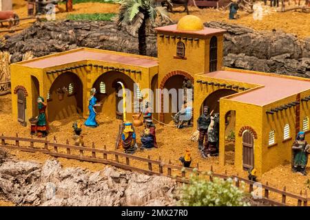 VILA REAL SANTO ANTONIO, PORTUGAL - 1. JANUAR 2023: Weihnachtskrippenschau mit vielen Figuren, die das tägliche Leben in verschiedenen Busi darstellen Stockfoto