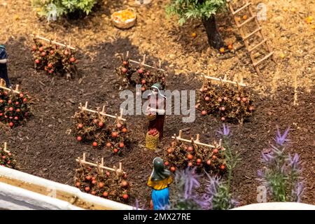 VILA REAL SANTO ANTONIO, PORTUGAL - 1. JANUAR 2023: Weihnachtskrippenschau mit vielen Figuren, die das tägliche Leben in verschiedenen Busi darstellen Stockfoto