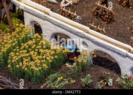 VILA REAL SANTO ANTONIO, PORTUGAL - 1. JANUAR 2023: Weihnachtskrippenschau mit vielen Figuren, die das tägliche Leben in verschiedenen Busi darstellen Stockfoto