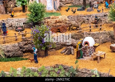 VILA REAL SANTO ANTONIO, PORTUGAL - 1. JANUAR 2023: Weihnachtskrippenschau mit vielen Figuren, die das tägliche Leben in verschiedenen Busi darstellen Stockfoto