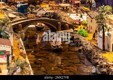 VILA REAL SANTO ANTONIO, PORTUGAL - 1. JANUAR 2023: Weihnachtskrippenschau mit vielen Figuren, die das tägliche Leben in verschiedenen Busi darstellen Stockfoto