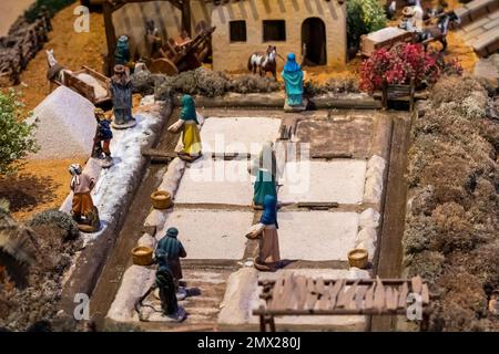 VILA REAL SANTO ANTONIO, PORTUGAL - 1. JANUAR 2023: Weihnachtskrippenschau mit vielen Figuren, die das tägliche Leben in verschiedenen Busi darstellen Stockfoto