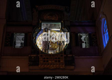 Die Anker- oder Ankeruhr-Wanduhr auf einer Brücke von Franz Matsch im hohen Markt, Wien, Osterreich Stockfoto