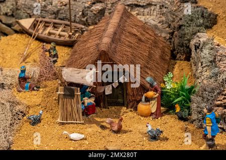 VILA REAL SANTO ANTONIO, PORTUGAL - 1. JANUAR 2023: Weihnachtskrippenschau mit vielen Figuren, die das tägliche Leben in verschiedenen Busi darstellen Stockfoto
