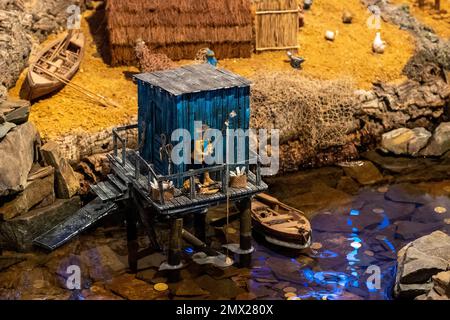VILA REAL SANTO ANTONIO, PORTUGAL - 1. JANUAR 2023: Weihnachtskrippenschau mit vielen Figuren, die das tägliche Leben in verschiedenen Busi darstellen Stockfoto
