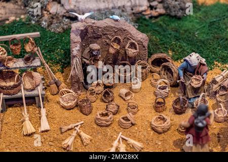 VILA REAL SANTO ANTONIO, PORTUGAL - 1. JANUAR 2023: Weihnachtskrippenschau mit vielen Figuren, die das tägliche Leben in verschiedenen Busi darstellen Stockfoto