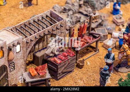 VILA REAL SANTO ANTONIO, PORTUGAL - 1. JANUAR 2023: Weihnachtskrippenschau mit vielen Figuren, die das tägliche Leben in verschiedenen Busi darstellen Stockfoto