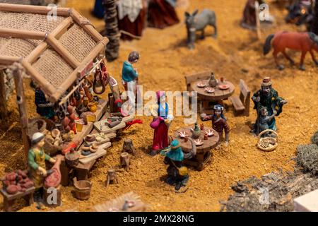 VILA REAL SANTO ANTONIO, PORTUGAL - 1. JANUAR 2023: Weihnachtskrippenschau mit vielen Figuren, die das tägliche Leben in verschiedenen Busi darstellen Stockfoto