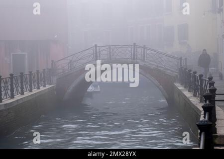 Venedig, Italien. Donnerstag, 2. Februar 2023. Venedig, Italien. Ein nebiger Tag in Venedig, Italien. Foto: Zanon Luca/Alamy Live News Stockfoto
