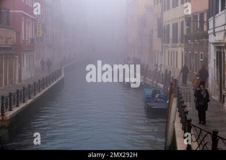 Venedig, Italien. Donnerstag, 2. Februar 2023. Venedig, Italien. Ein nebiger Tag in Venedig, Italien. Foto: Zanon Luca/Alamy Live News Stockfoto