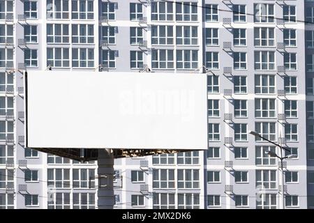 Die Plakate in der Nähe des neuen Hauses ist leer Stockfoto