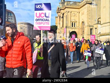 Lehrerstreik Bristol: TUC-protestmarsch im Zentrum. 1. Februar 2023 Marcher in der Nähe der Bristol University und Queens Road, Bristol, Großbritannien Stockfoto