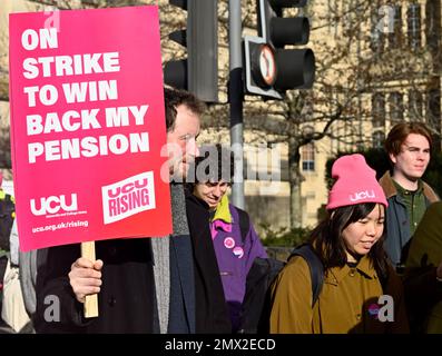 Lehrerstreik Bristol: TUC-protestmarsch im Zentrum. 1. Februar 2023 Marcher in der Nähe der Bristol University und Queens Road, Bristol, Großbritannien Stockfoto