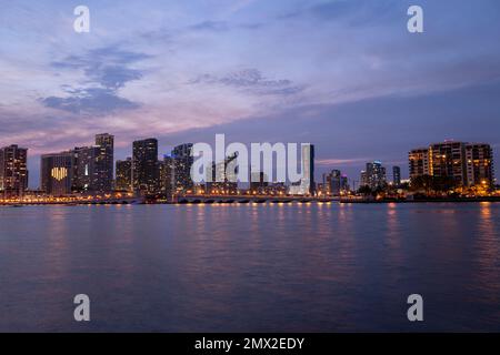 Panoramafoto von Miami bei Nacht. Miami Downtown hinter dem MacArthur Causeway, aufgenommen vom Venetian Causeway. Stockfoto