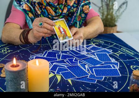 Wahrsager liest Tarotkarten. Selektiver Fokus. Alt. Stockfoto