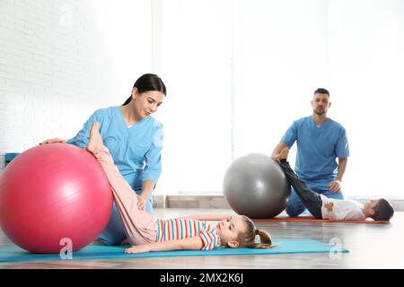 Orthopäden bei der Arbeit mit Kleinkindern in der Spitalgymnastik Stockfoto