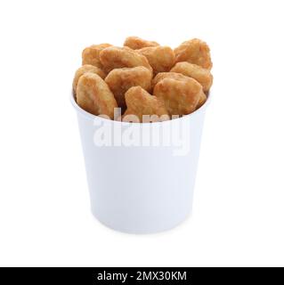 Eimer mit leckeren Chicken Nuggets isoliert auf weiß Stockfoto