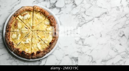 Leckere Käsepizza auf einem weißen Marmortisch, Blick von oben. Platz für Text Stockfoto