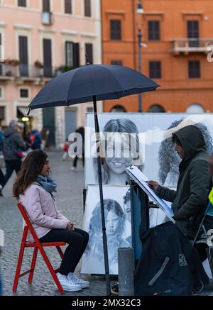 Ein Mädchen, das ihr Porträt von einem Künstler auf der Straße in rom, italien, gezeichnet bekommt. Konzeptleben in der Stadt Stockfoto