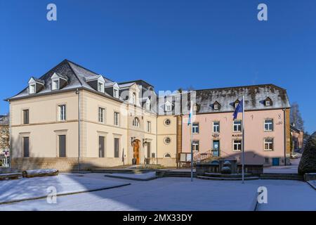 Europa, Luxemburg, Koerich, das Mairie (Rathaus) im Winterschnee Stockfoto