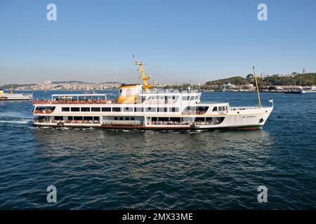 Touristische Bootstour auf dem Bosporus in Istanbul Türkei am 13. September 2022 Stockfoto