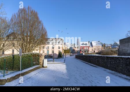 Europa, Luxemburg, Koerich, mit Blick auf die Rue de l'Ecole in Richtung Mairie (Rathaus) im Winter Schnee Stockfoto