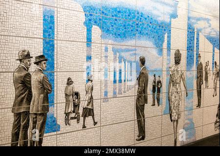 Mosaikfliesen von Menschen in der 63. Street Station an der F U-Bahnlinie im oberen Osten von Manhattan New York City Stockfoto