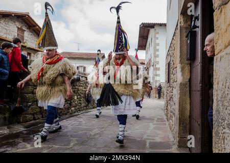 Ituren, Navarra, Spanien. 30. Januar 2023. Mehrere „Joaldunak“ (diejenigen, die Kuhglocken tragen) marschieren durch die Stadt Ituren zu den Karnevalen Ituren und Zubieta. Jedes Jahr, am Montag und Dienstag nach dem letzten Sonntag im Januar, findet in den Navarrese-Städten Ituren und Zubieta einer der farbenprächtigsten Landkarnevals statt. Der sogenannte „Joaldunak“ ist für die Erhaltung dieser Tradition der baskischen Kultur zuständig und der Protagonist eines der speziellsten Rituale der spanischen Pyrenäen. (Credit Image: © Nacho Boullosa/SOPA Images via ZUMA Press Wire) NUR REDAKTIONELLE VERWENDUNG! Stockfoto