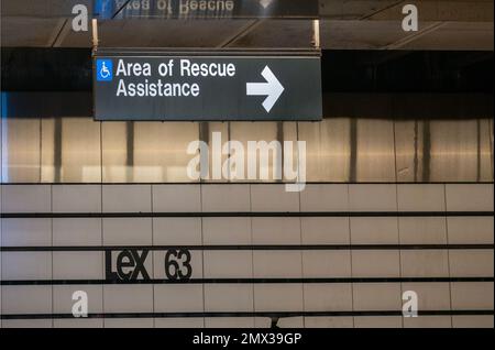 Schild „Area of Rescue Assistance“ an der U-Bahn-Station Lexington Ave 63. Street in Manhattan New York City Stockfoto