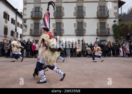 Ituren, Navarra, Spanien. 30. Januar 2023. Mehrere „Joaldunak“ (diejenigen, die Kuhglocken tragen) marschieren durch die Stadt Ituren zu den Karnevalen Ituren und Zubieta. Jedes Jahr, am Montag und Dienstag nach dem letzten Sonntag im Januar, findet in den Navarrese-Städten Ituren und Zubieta einer der farbenprächtigsten Landkarnevals statt. Der sogenannte „Joaldunak“ ist für die Erhaltung dieser Tradition der baskischen Kultur zuständig und der Protagonist eines der speziellsten Rituale der spanischen Pyrenäen. (Credit Image: © Nacho Boullosa/SOPA Images via ZUMA Press Wire) NUR REDAKTIONELLE VERWENDUNG! Stockfoto