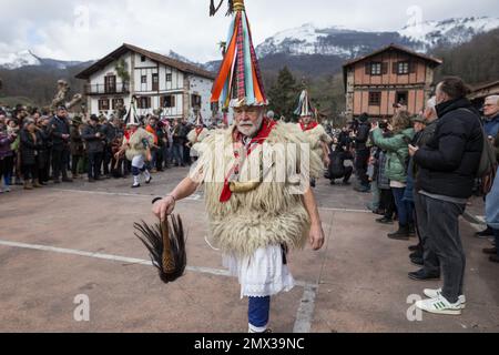 Ituren, Navarra, Spanien. 30. Januar 2023. Mehrere „Joaldunak“ (diejenigen, die Kuhglocken tragen) marschieren durch die Stadt Ituren zu den Karnevalen Ituren und Zubieta. Jedes Jahr, am Montag und Dienstag nach dem letzten Sonntag im Januar, findet in den Navarrese-Städten Ituren und Zubieta einer der farbenprächtigsten Landkarnevals statt. Der sogenannte „Joaldunak“ ist für die Erhaltung dieser Tradition der baskischen Kultur zuständig und der Protagonist eines der speziellsten Rituale der spanischen Pyrenäen. (Credit Image: © Nacho Boullosa/SOPA Images via ZUMA Press Wire) NUR REDAKTIONELLE VERWENDUNG! Stockfoto