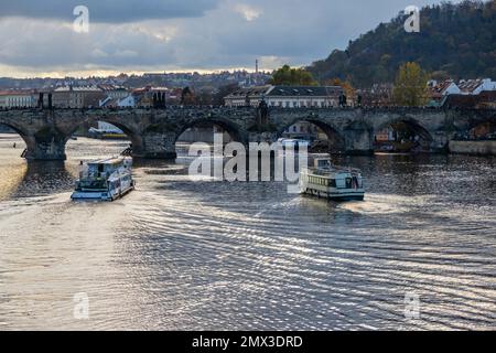 Das Boot fährt die Moldau hinunter zur Karlsbrücke im historischen Zentrum von Prag, Tschechische republik. Besichtigungsrundfahrt. Stockfoto