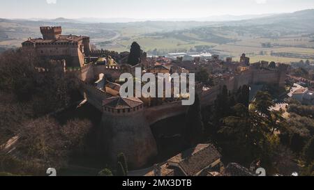 Italien, Februar 2023: Blick aus der Vogelperspektive auf das mittelalterliche Dorf Gradara in der Provinz Pesaro Urbino in der Region Marken Stockfoto