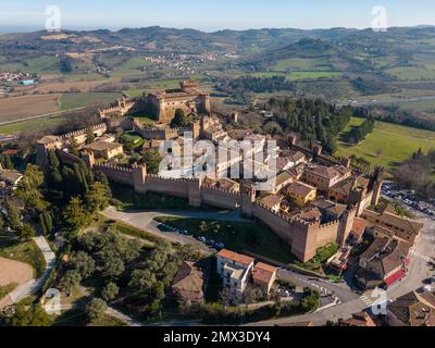 Italien, Februar 2023: Blick aus der Vogelperspektive auf das mittelalterliche Dorf Gradara in der Provinz Pesaro Urbino in der Region Marken Stockfoto