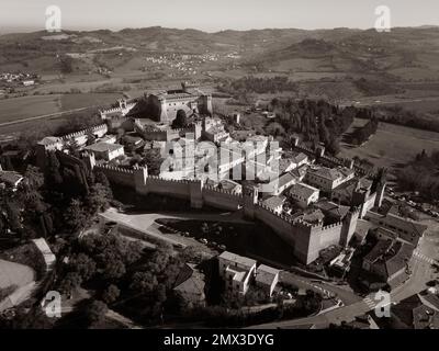 Italien, Februar 2023: Blick aus der Vogelperspektive auf das mittelalterliche Dorf Gradara in der Provinz Pesaro Urbino in der Region Marken Stockfoto