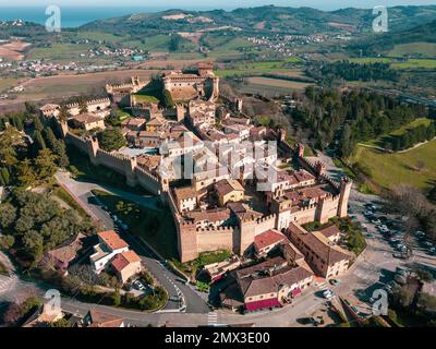 Italien, Februar 2023: Blick aus der Vogelperspektive auf das mittelalterliche Dorf Gradara in der Provinz Pesaro Urbino in der Region Marken Stockfoto