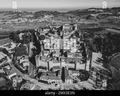 Italien, Februar 2023: Blick aus der Vogelperspektive auf das mittelalterliche Dorf Gradara in der Provinz Pesaro Urbino in der Region Marken Stockfoto