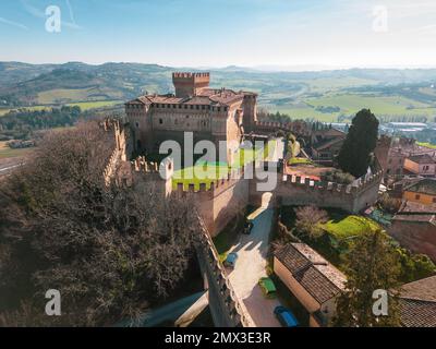 Italien, Februar 2023: Blick aus der Vogelperspektive auf das mittelalterliche Dorf Gradara in der Provinz Pesaro Urbino in der Region Marken Stockfoto