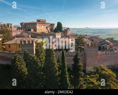 Italien, Februar 2023: Blick aus der Vogelperspektive auf das mittelalterliche Dorf Gradara in der Provinz Pesaro Urbino in der Region Marken Stockfoto