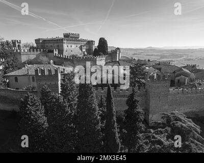 Italien, Februar 2023: Blick aus der Vogelperspektive auf das mittelalterliche Dorf Gradara in der Provinz Pesaro Urbino in der Region Marken Stockfoto